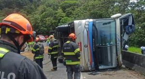 Ônibus tomba em rodovia de São Paulo e sete pessoas morrem