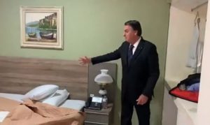 Após hospedagem de luxo em Dubai, Bolsonaro divulga hospedagem em hotel por R$ 90 no Rio