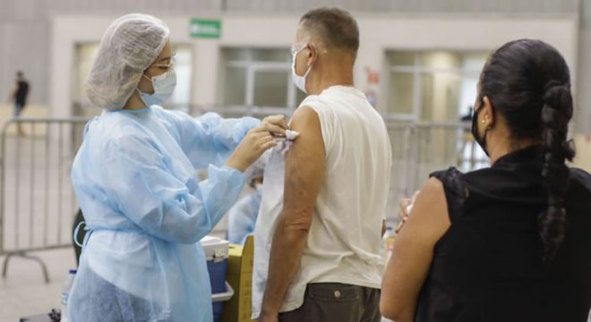 67,94% da população cearense completou o esquema vacinal contra a Covid-19