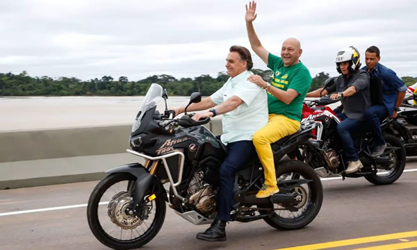 Jair Bolsonaro e o empresário Luciano Hang em passeio de moto: gastos com eventos como esse também foram alvo de análise de auditores do TCU