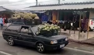 Carro abarrotado de frutas chama a atenção de populares no bairro Pirajá, em Juazeiro