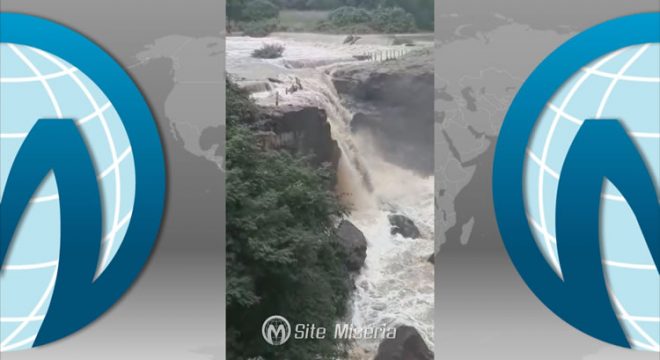 Populares registram imagens da Cachoeira de Missão Velha após chuvas