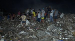 Moradores se arriscam para pegar sobras de comida em supermercado que pegou fogo, na PB