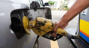 Gasolina no Brasil é 52 vezes mais cara que na Venezuela; compare os preços