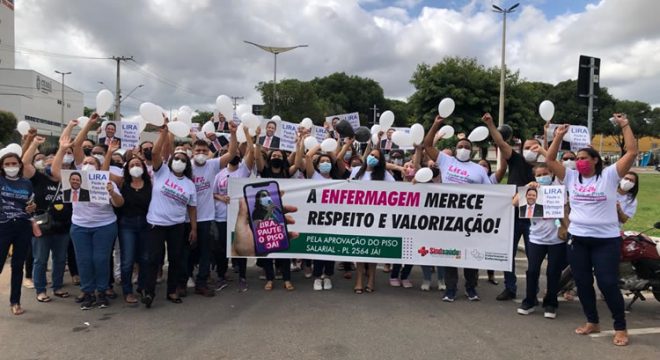 Profissionais de enfermagem do Crajubar se manifestam pela aprovação do piso salarial