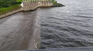 Açude Itaúna, em Chaval, sangra após chuva na Região Norte do Ceará