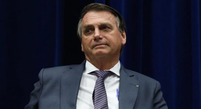 Bolsonaro deixa hospital após uma noite internado