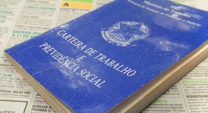 Atingindo quase 12 milhões, desemprego fica estável e renda cai 8,7% em um ano